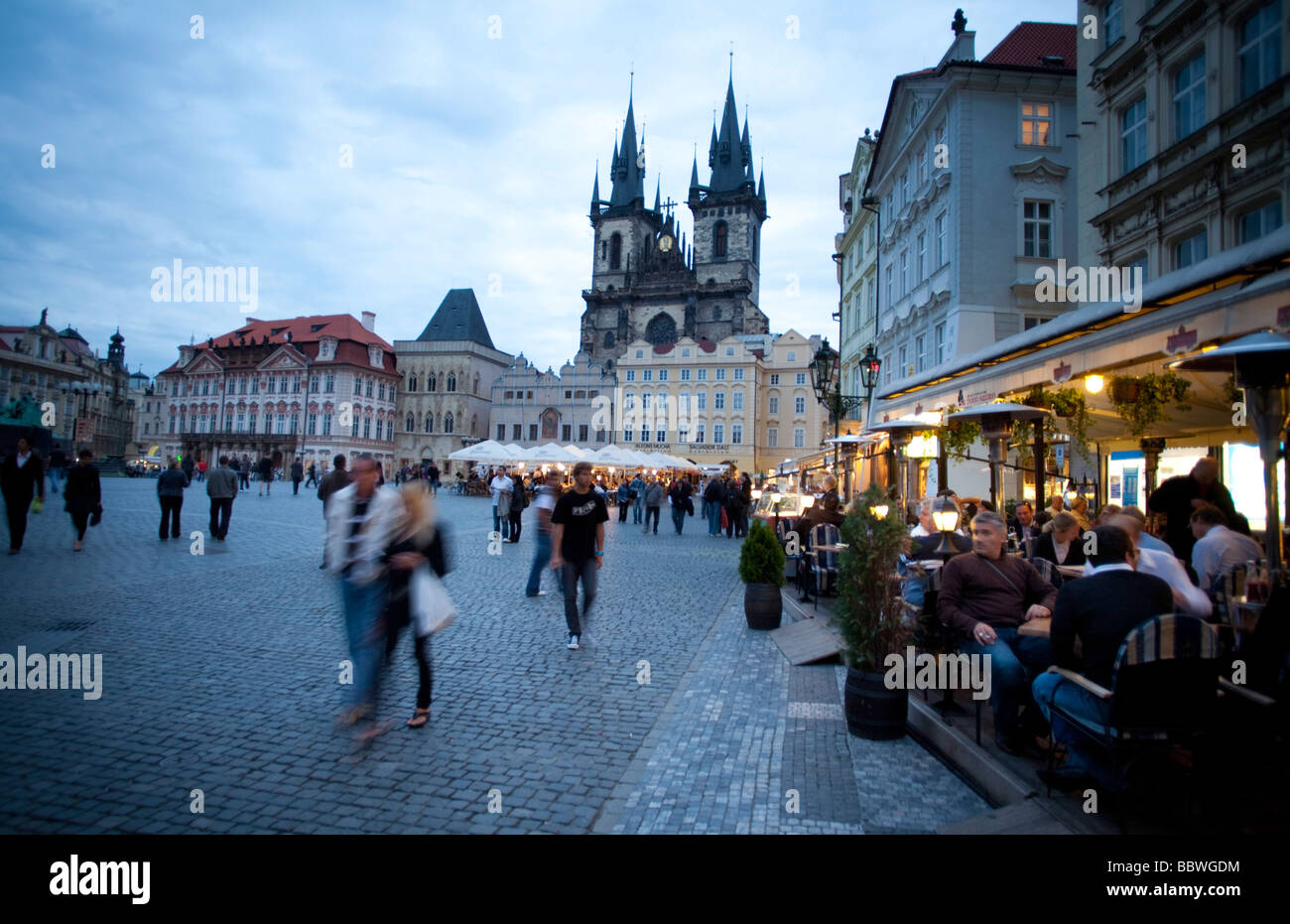Piazza della Città Vecchia e la Cattedrale di Tyn di Praga Foto Stock