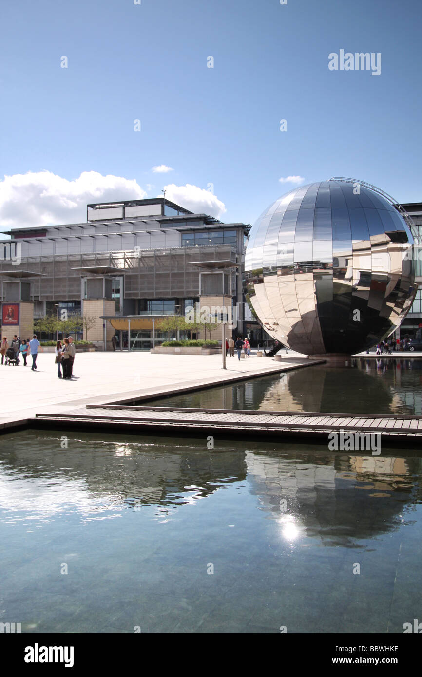 Argento riflettente sfera @esplorare Bristol Foto Stock