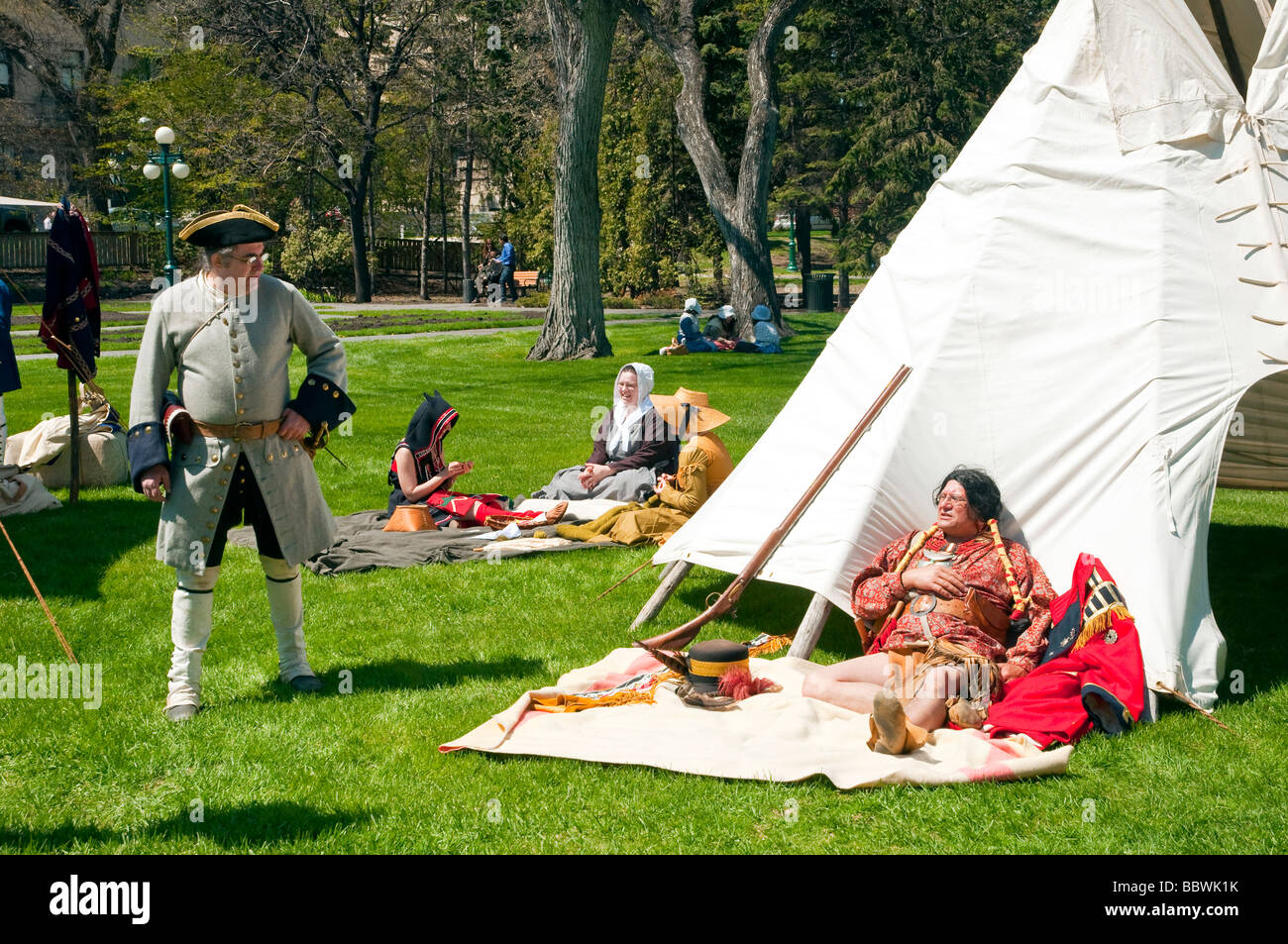 Un teepee aborigeno con gli attori della storia vivente Associazione nel periodo abito in Winnipeg, Manitoba, Canada. Foto Stock