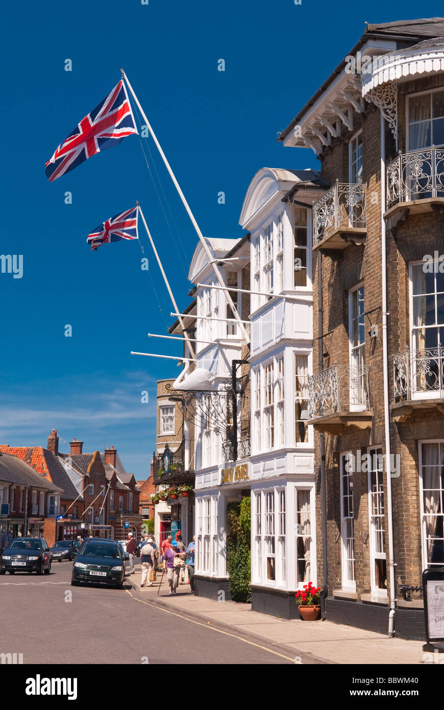 Una vista di Southwold high street nel Suffolk REGNO UNITO con The Swan Inn hotel in primo piano in estate con le persone Foto Stock