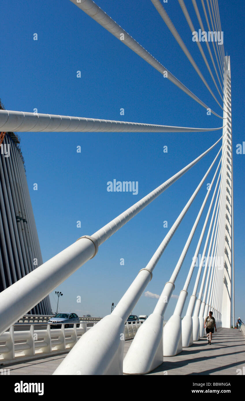 Assut d'Or bridge in Valencia,progettato da Santiago Calatrava,è un enorme palo curvo che punti a 125 metri nel cielo. Foto Stock