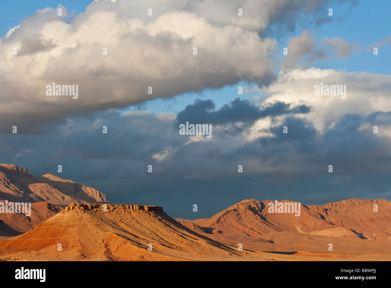 Drammatico scenario di montagna in Tinehir nel Maghreb in Marocco in Nord Africa Foto Stock