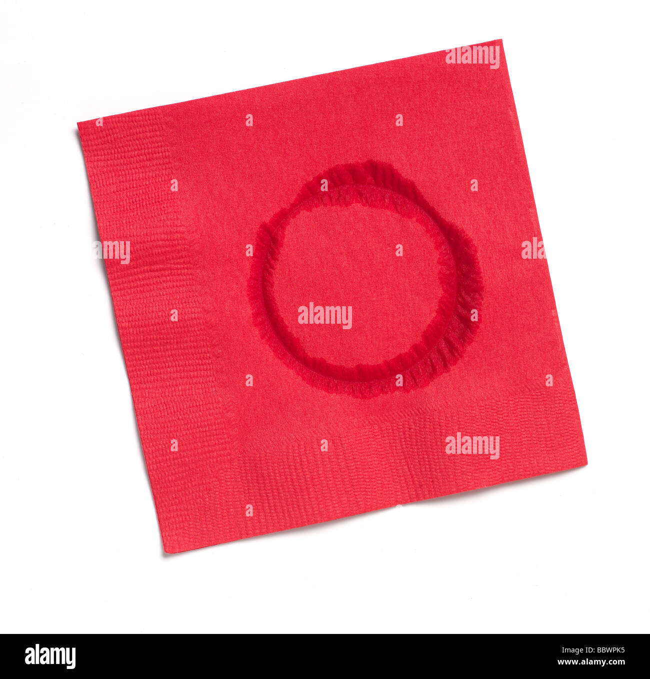 Red tovagliolo di carta con anello di acqua Foto Stock