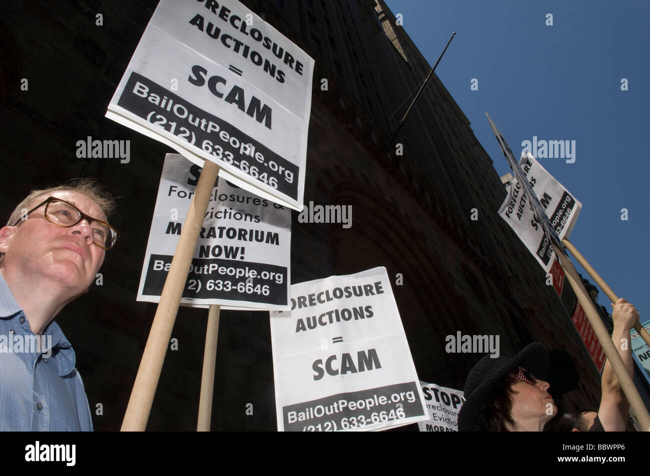 I membri di bail out la gente protesta di movimento al di fuori di un asta di preclusione di Midtown a New York Foto Stock