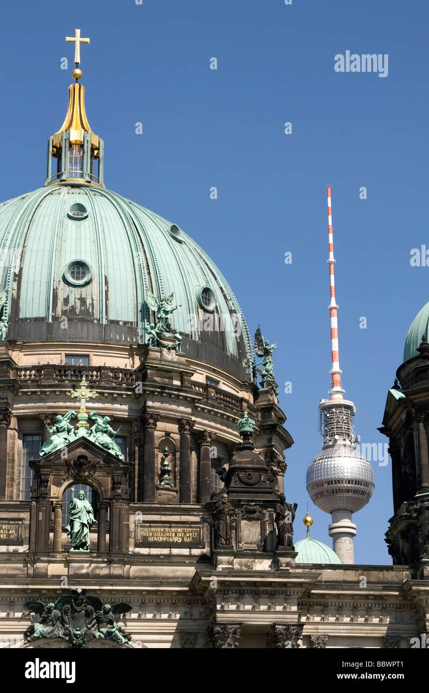 La Fernsehturm (torre della TV) come visto attraverso le cupole della cattedrale di Berlino Foto Stock