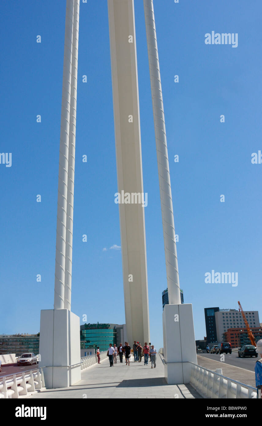 Assut d'Or bridge in Valencia,progettato da Santiago Calatrava,è un enorme palo curvo che punti a 125 metri nel cielo. Foto Stock