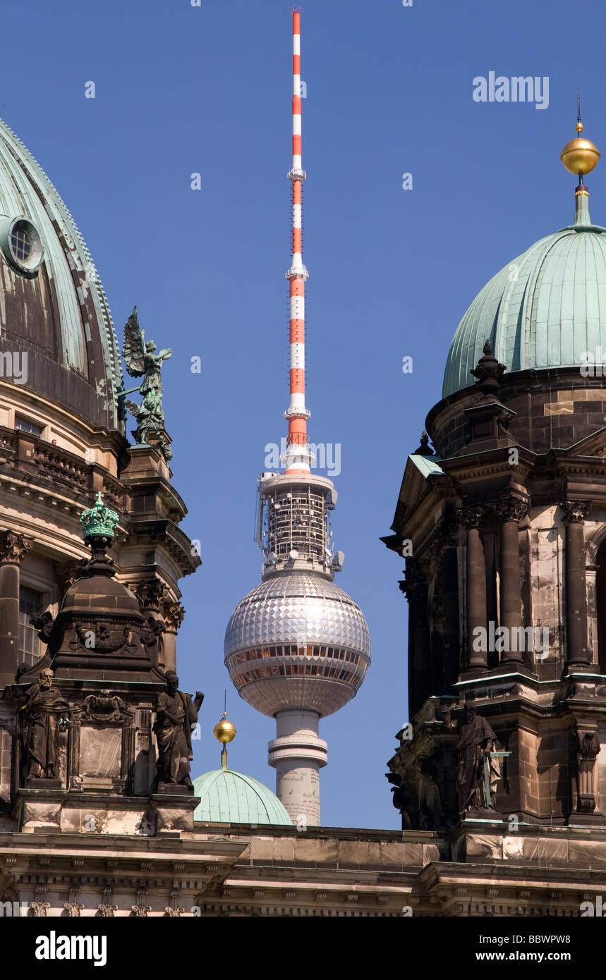 La Fernsehturm (torre della TV) come visto attraverso le cupole della cattedrale di Berlino Foto Stock