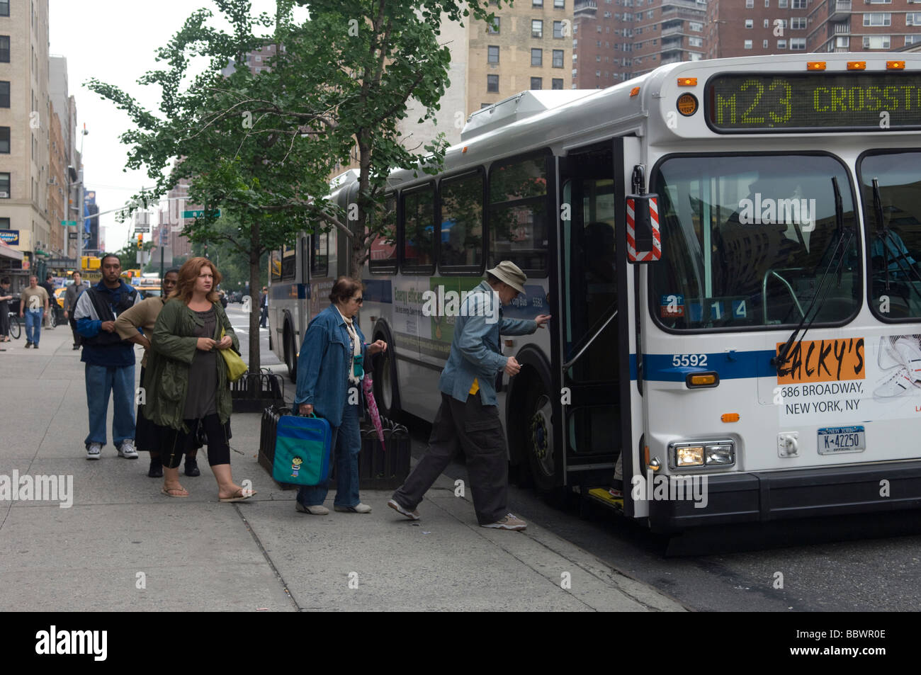 Le persone a bordo del M23 hanno attraversato il bus su 23rd Street in New York quartiere di Chelsea Foto Stock