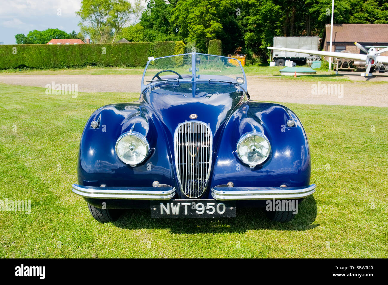 De Havilland aeromobile Heritage Centre Museum , frontale di dettaglio 1954 classic British Jaguar XK 120 3,4 litro motore in Indigo Blue Foto Stock