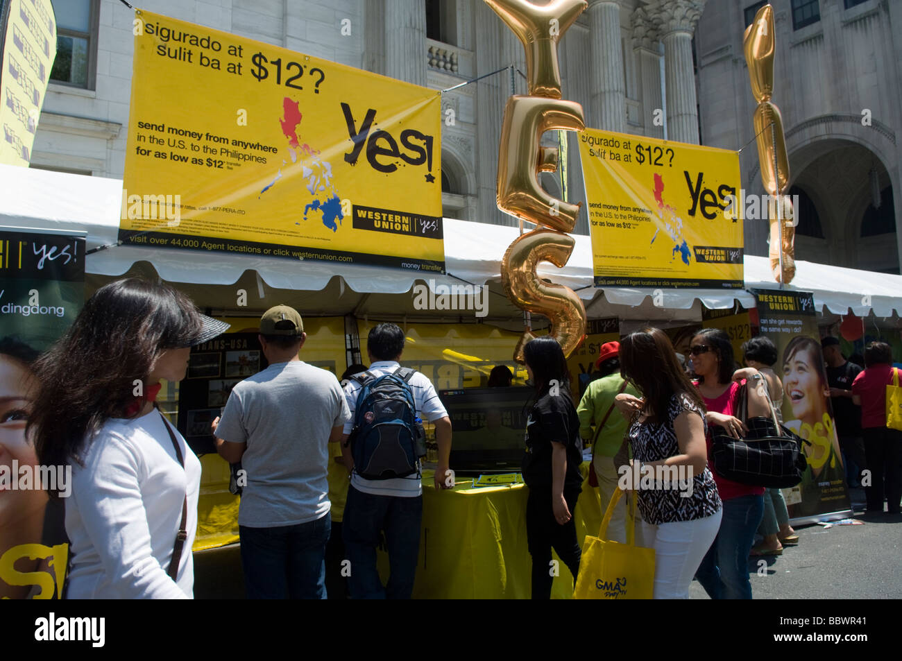 Gli americani filippini a Western Union chiosco dopo l'indipendenza delle Filippine parata del giorno su Madison Avenue a New York Foto Stock