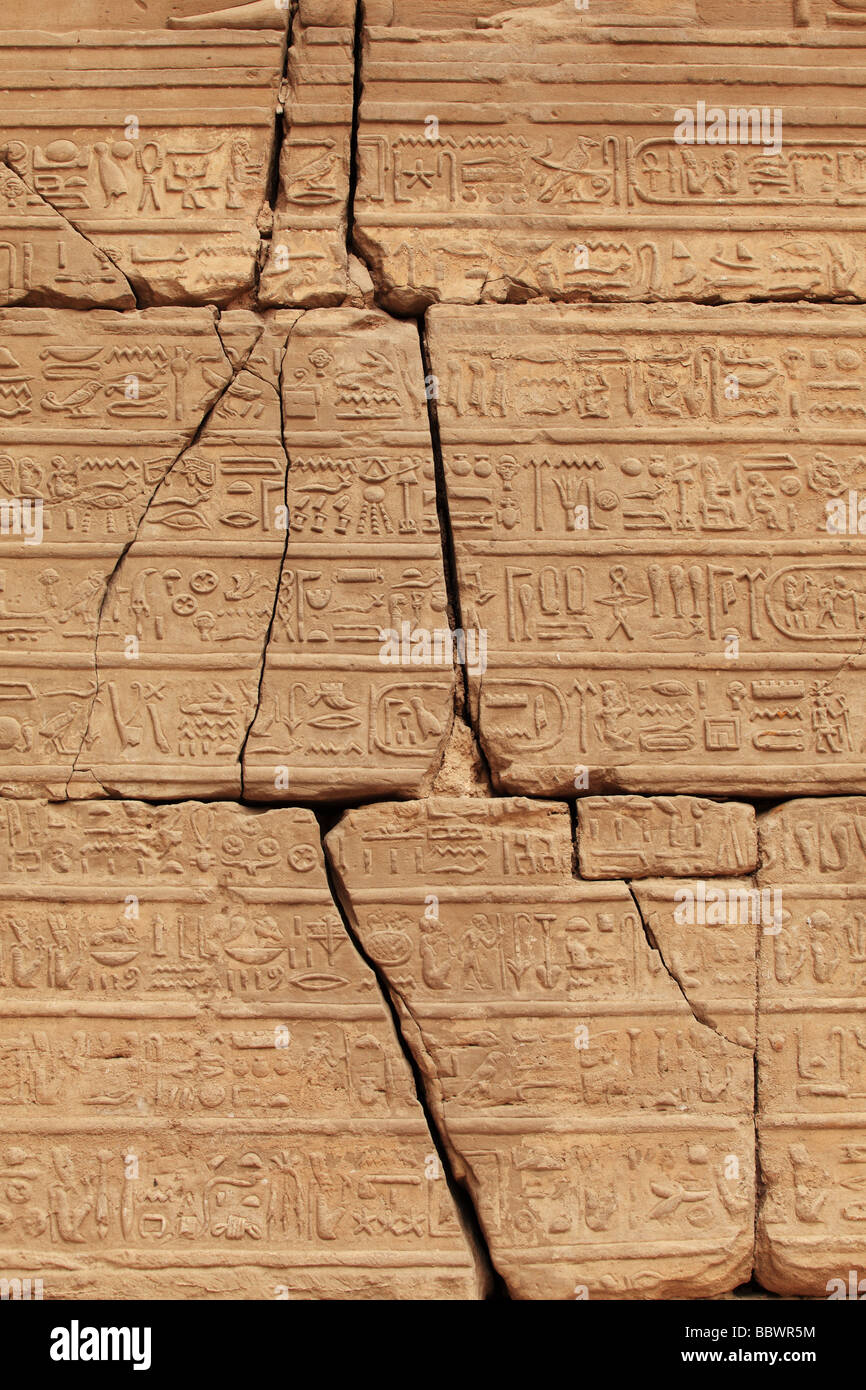 Parete di geroglifici nel Tempio di Karnak, Egitto Foto Stock