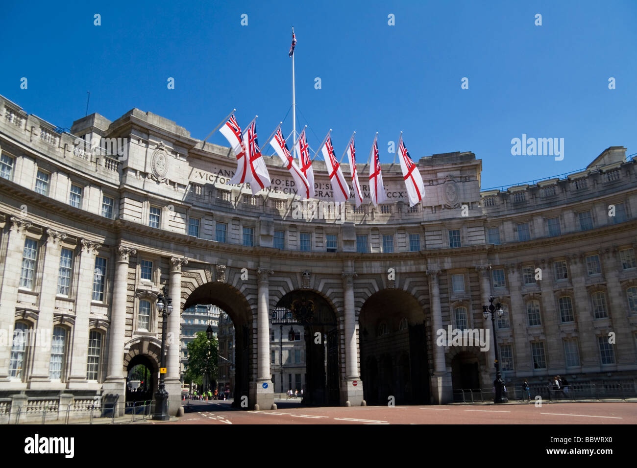 Admiralty Arch London con bandiere fuori per Trooping il colore UK Foto Stock