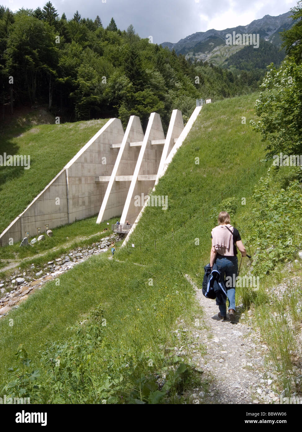 Una valanga di difesa sulla struttura il ripido pendio sopra il lato nord di Innsbruck in Austria si utilizza cu 5500 metri di calcestruzzo Foto Stock