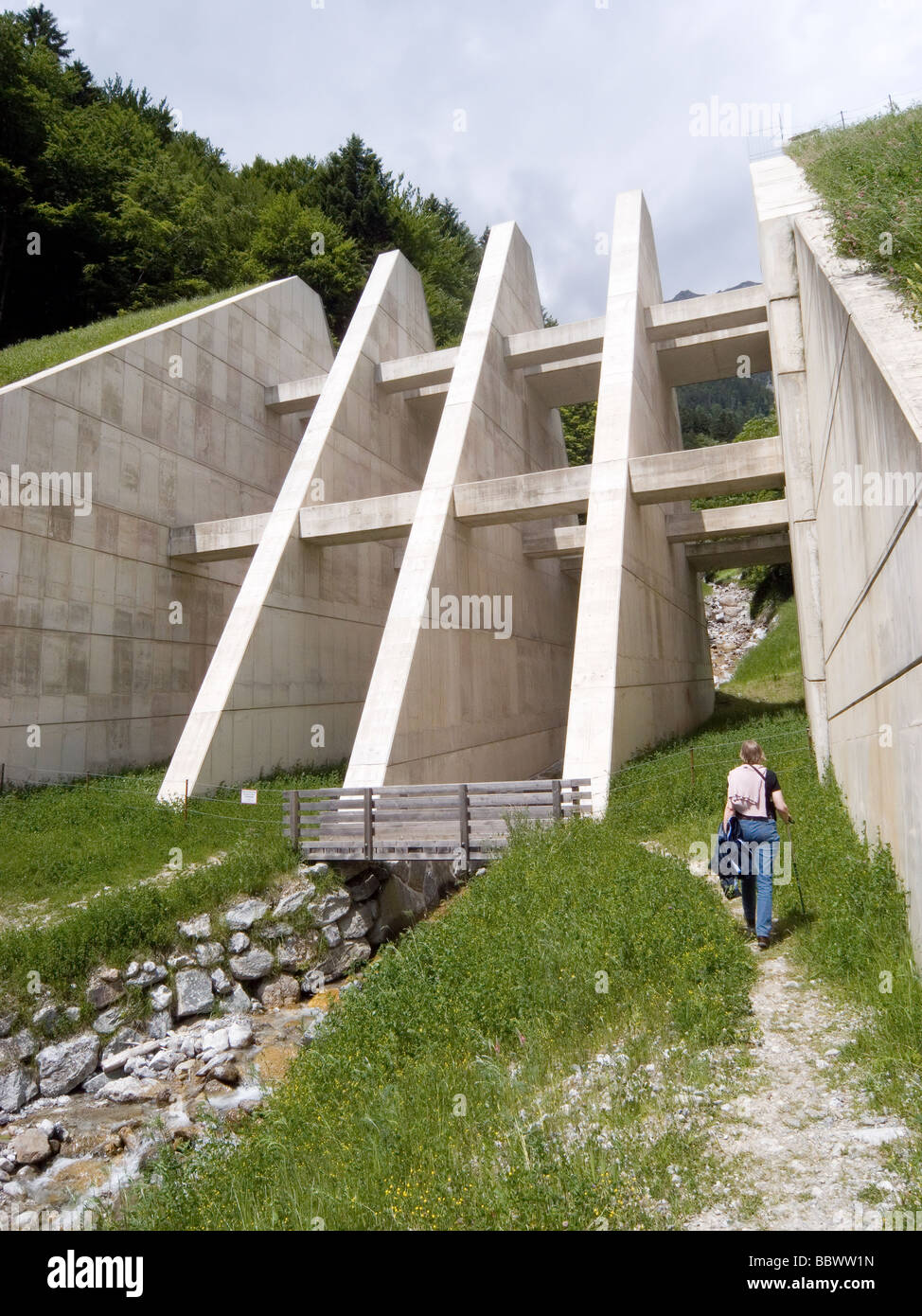 Una valanga di difesa sulla struttura il ripido pendio sopra il lato nord di Innsbruck in Austria si utilizza cu 5500 metri di calcestruzzo Foto Stock