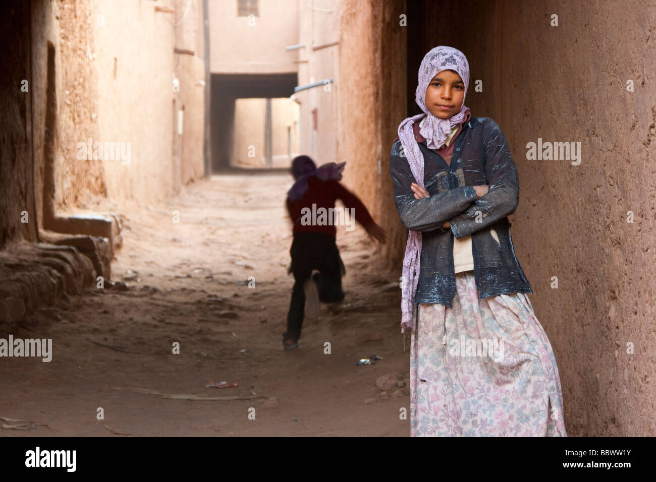 Ragazzina musulmana in una strada stretta in Timiderte Marocco Africa del Nord Foto Stock