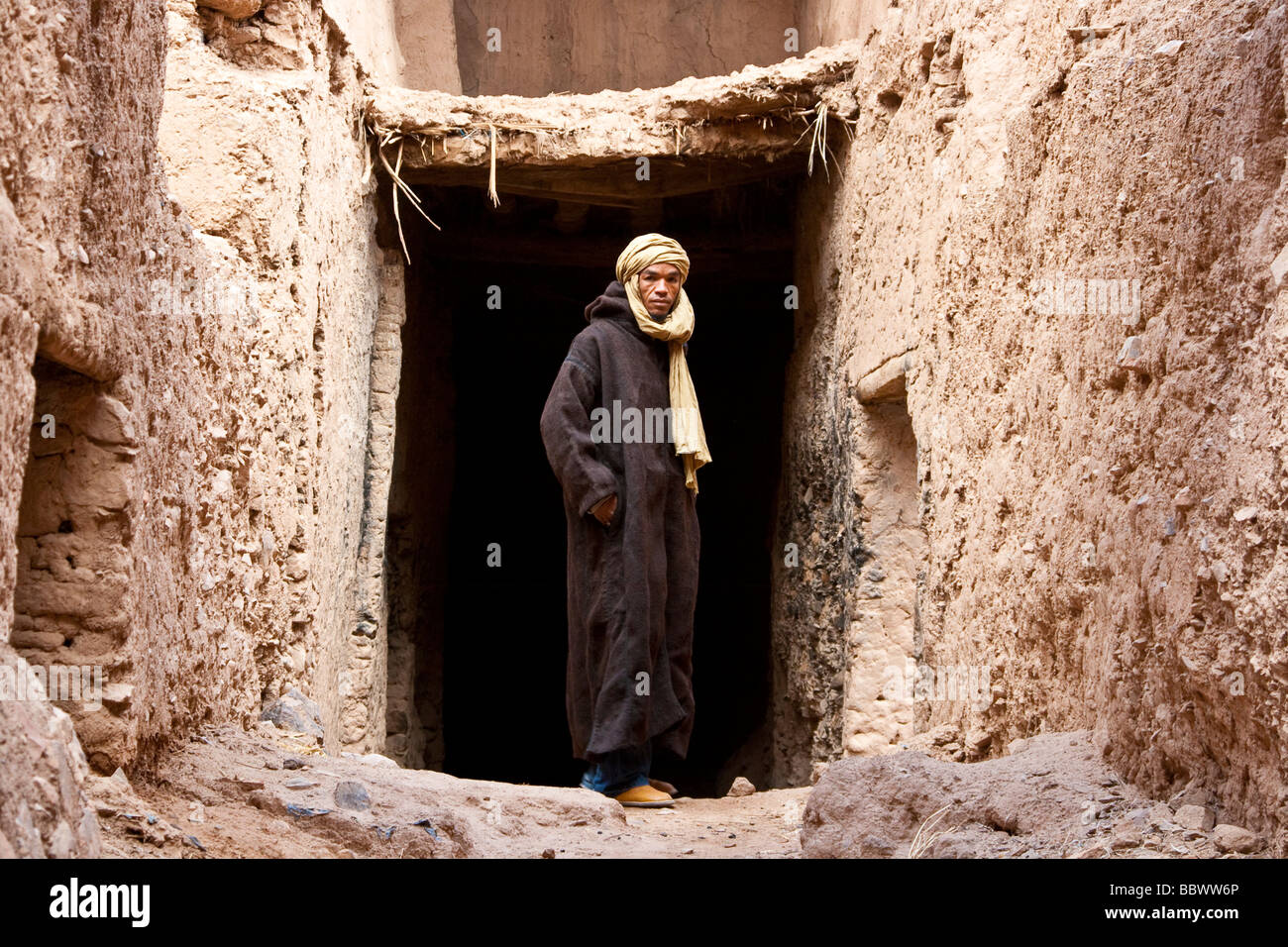 Uomo marocchino nei resti di Amezrou in Marocco in Nord Africa Foto Stock