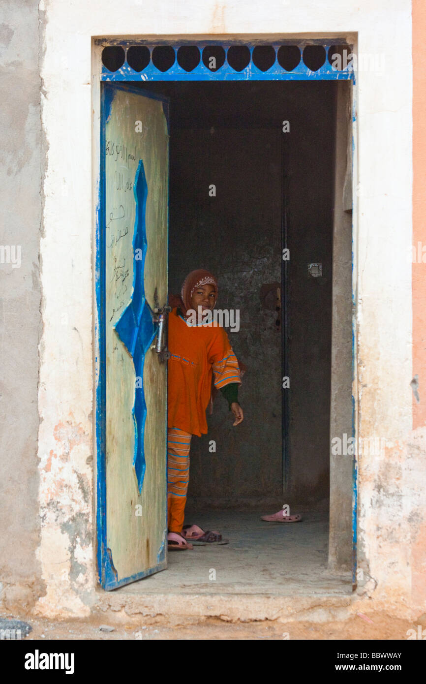 Ragazzina musulmana in un Doorwayin Tinsouline villaggio in Marocco Foto Stock