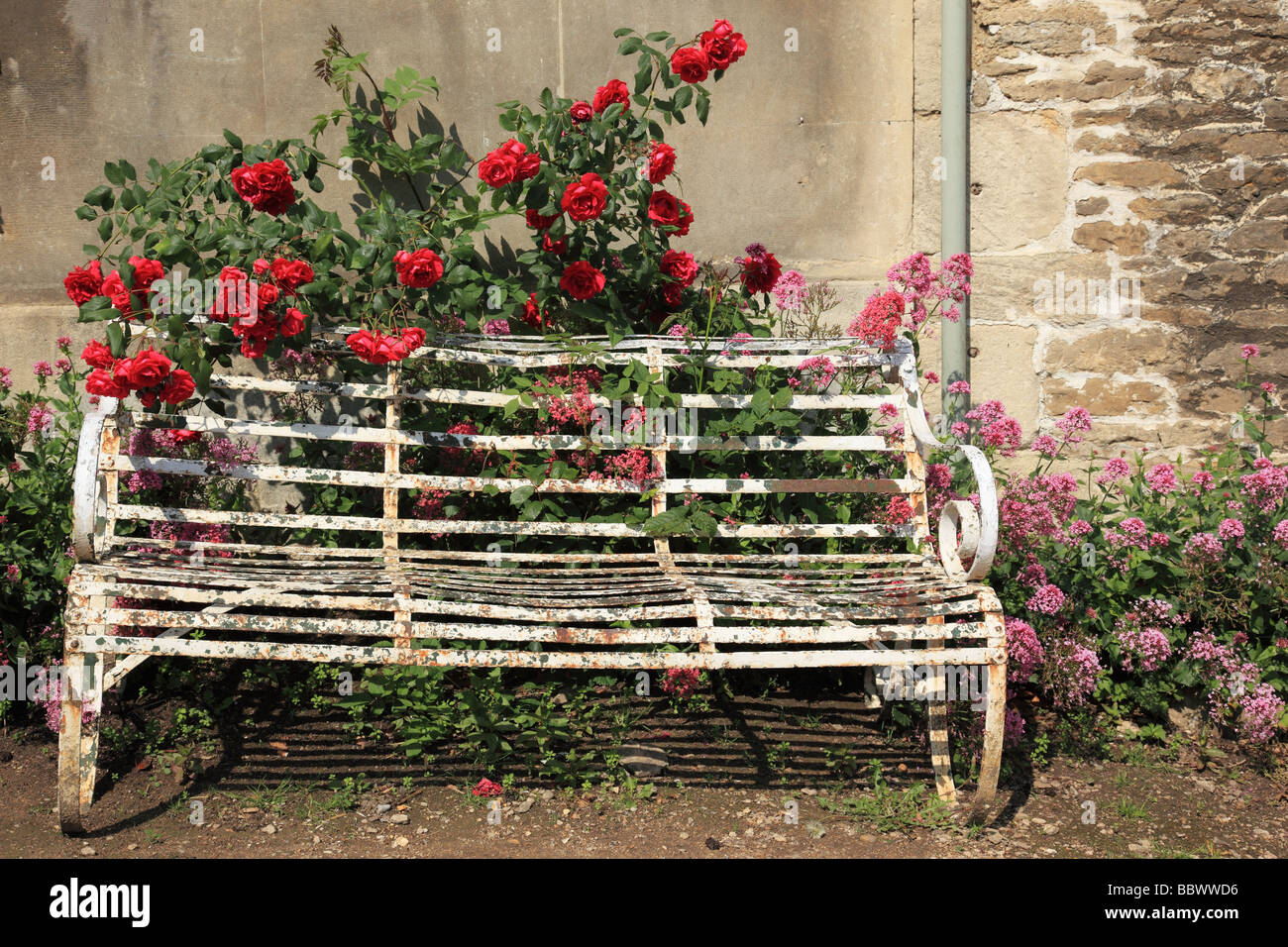 Vecchio ferro battuto sede nel villaggio di Lacock, Wiltshire, Inghilterra Foto Stock