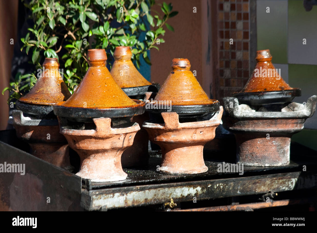 Gli ingredienti di base di una tagine Cucina a Ouarzazate in Marocco in Nord Africa Foto Stock
