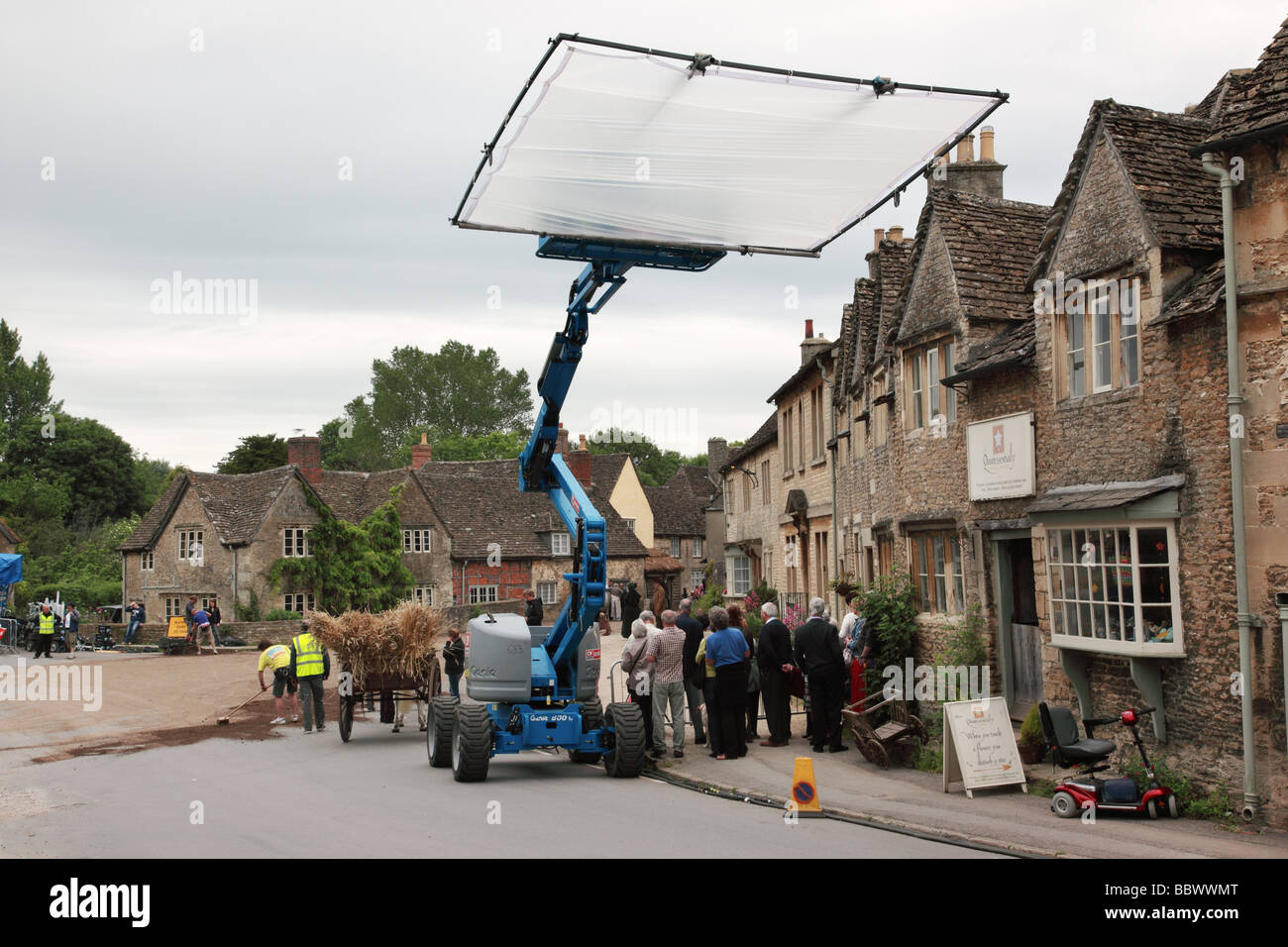 Set cinematografico che filma la serie della BBC Cranford nel villaggio di Lacock, Wiltshire, Inghilterra, Regno Unito Foto Stock