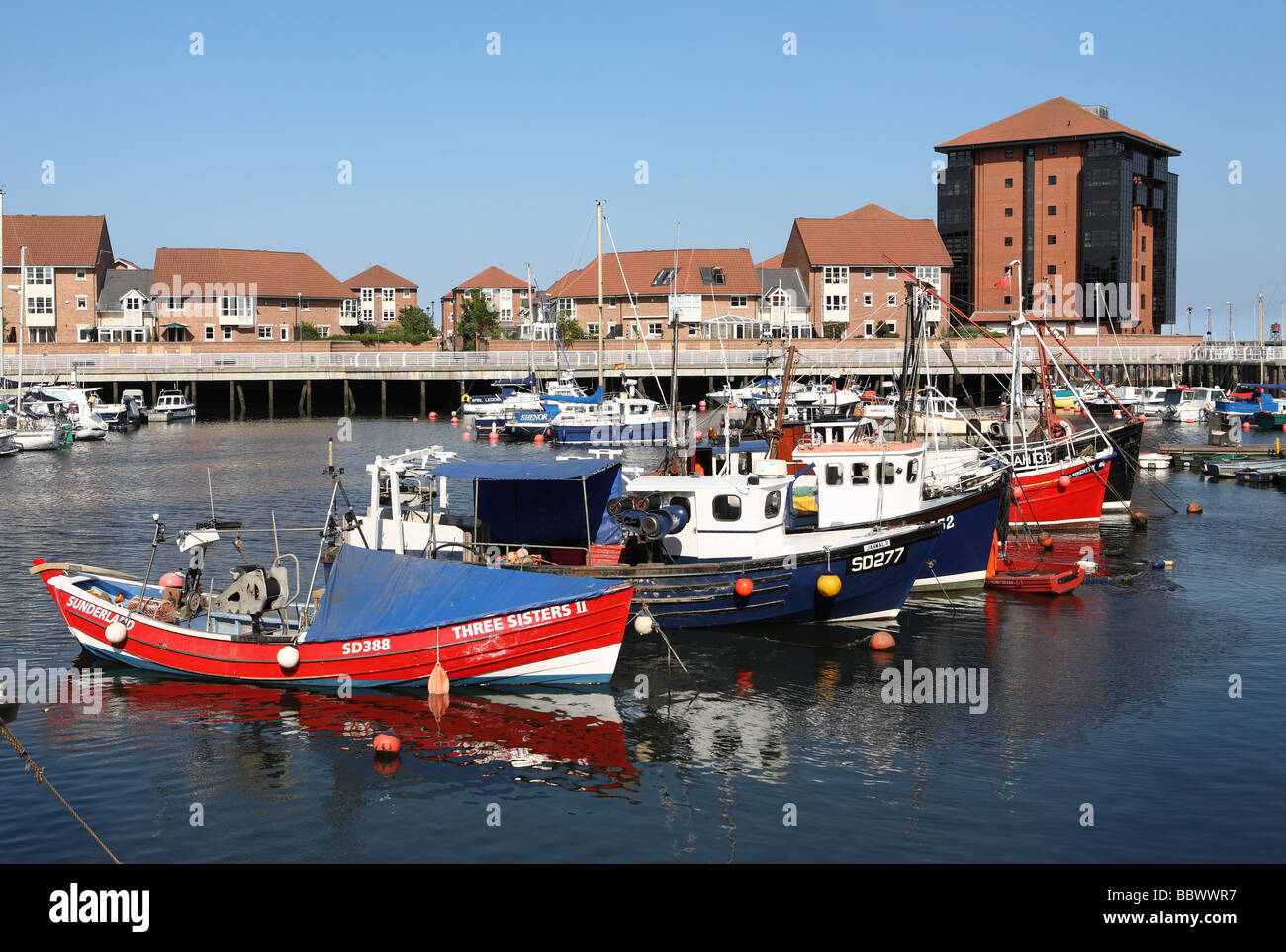 Barche da pesca, compresi rosso tradizionale coble, a Roker Marina, Sunderland, England, Regno Unito Foto Stock