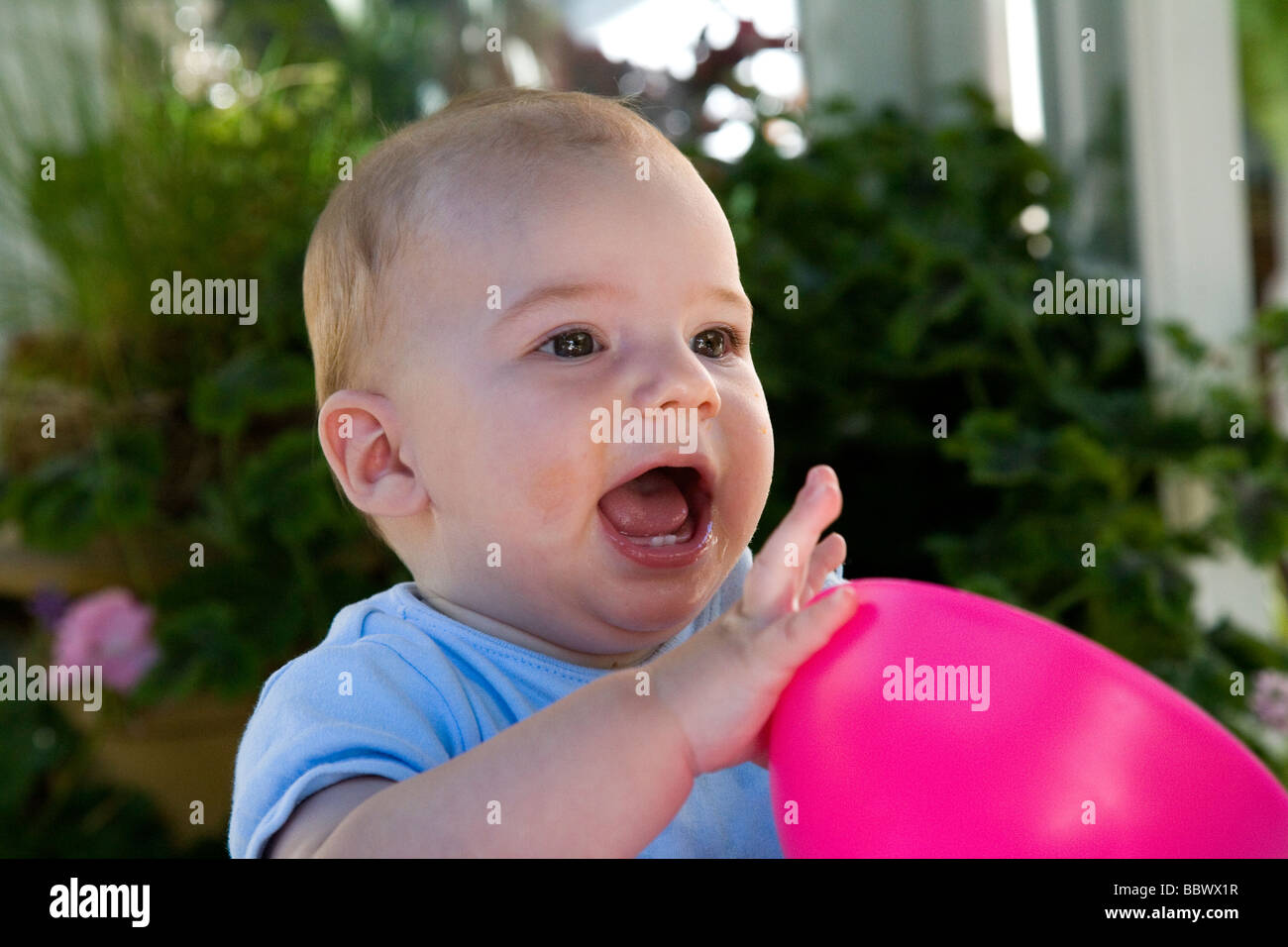 A diciotto mesi baby boy con una ciotola Foto Stock