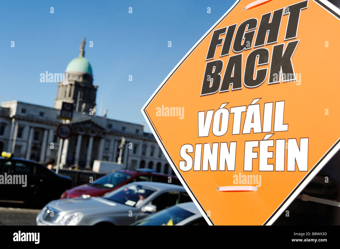 Sinn Fein campagna elettorale poster di fronte alla Custom House edificio nel centro di Dublino Repubblica di Irlanda Foto Stock