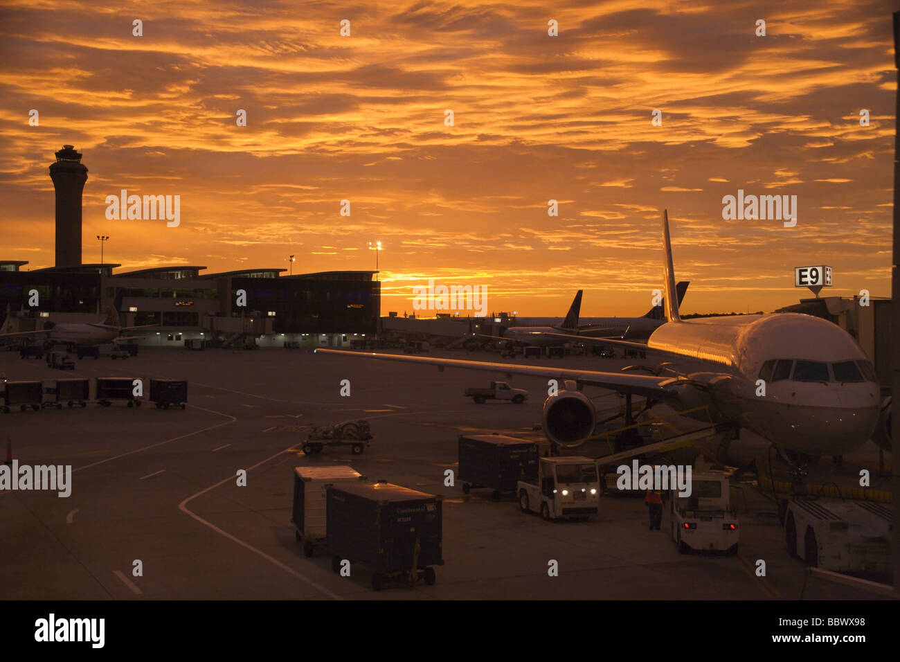 Aerei di linea al terminale, sunrise, Houston International Airport Foto Stock