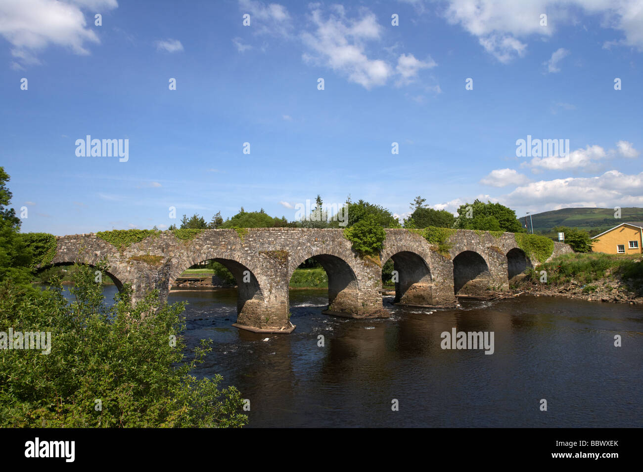 Ad arco antico ponte di pietra sul fiume strule in newtownstewart County Tyrone Irlanda del Nord Foto Stock