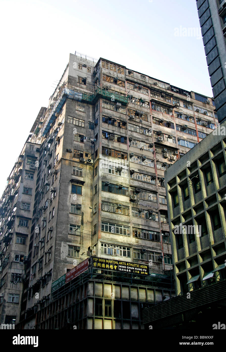 Il vecchio edificio residenziale di appartamenti, Kowloon, Hong Kong, Cina, Asia Foto Stock