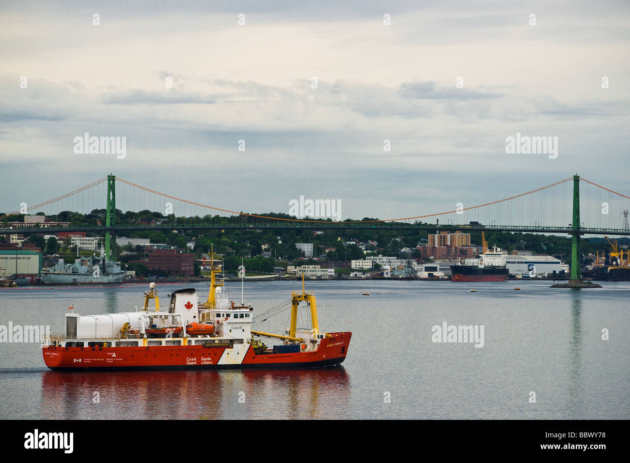 La Guardia Costiera canadese nave Edward Cornwallis nel porto di Halifax. L'Angus L. McDonald bridge è in background. Foto Stock