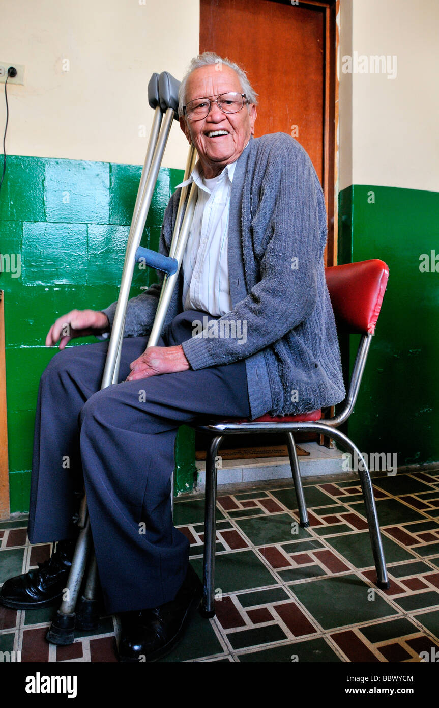 La lebbra paziente con le stampelle, 77 anni, nell'ASOHAN, self-help organizzazione per i malati di lebbra, Bogotà, Colombia, Sud Foto Stock