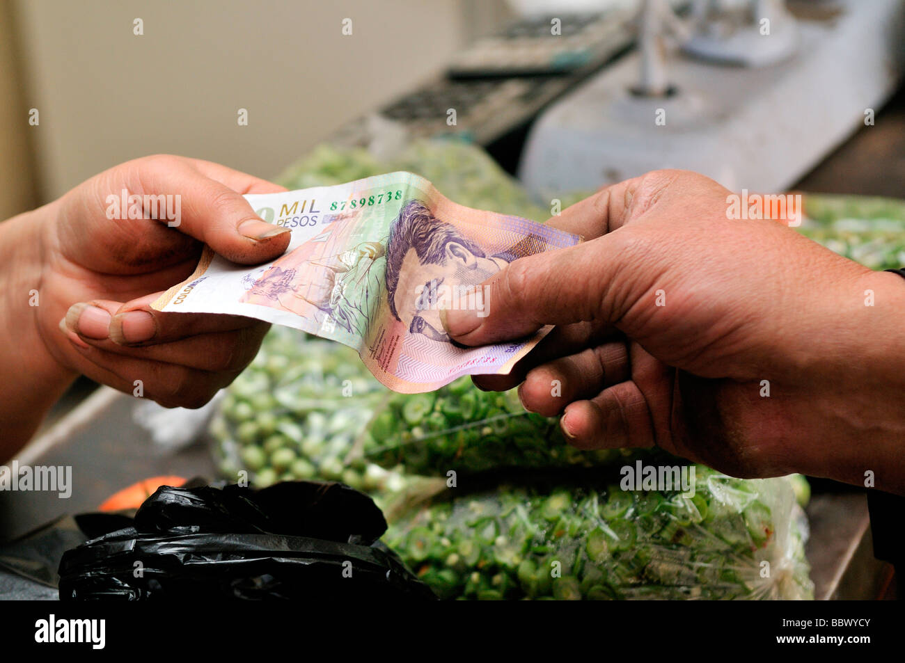 Il pagamento in un negozio di alimentari con pesos colombiano, Bogotà, Colombia, Sud America Foto Stock