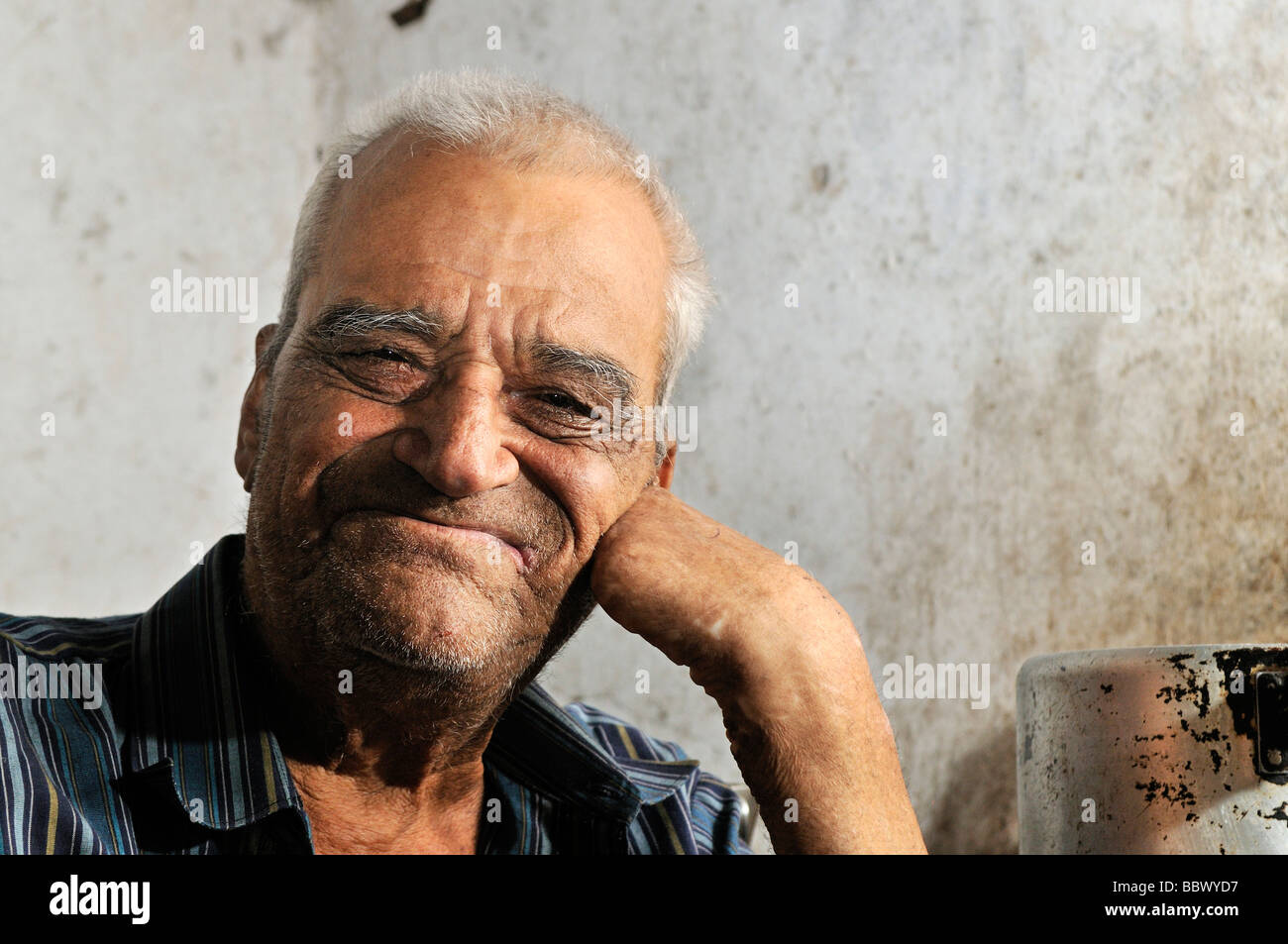 La lebbra paziente, 78 anni, con una mano paralizzata, sorridente, lebbra colony Agua de Dios, Colombia, Sud America Foto Stock