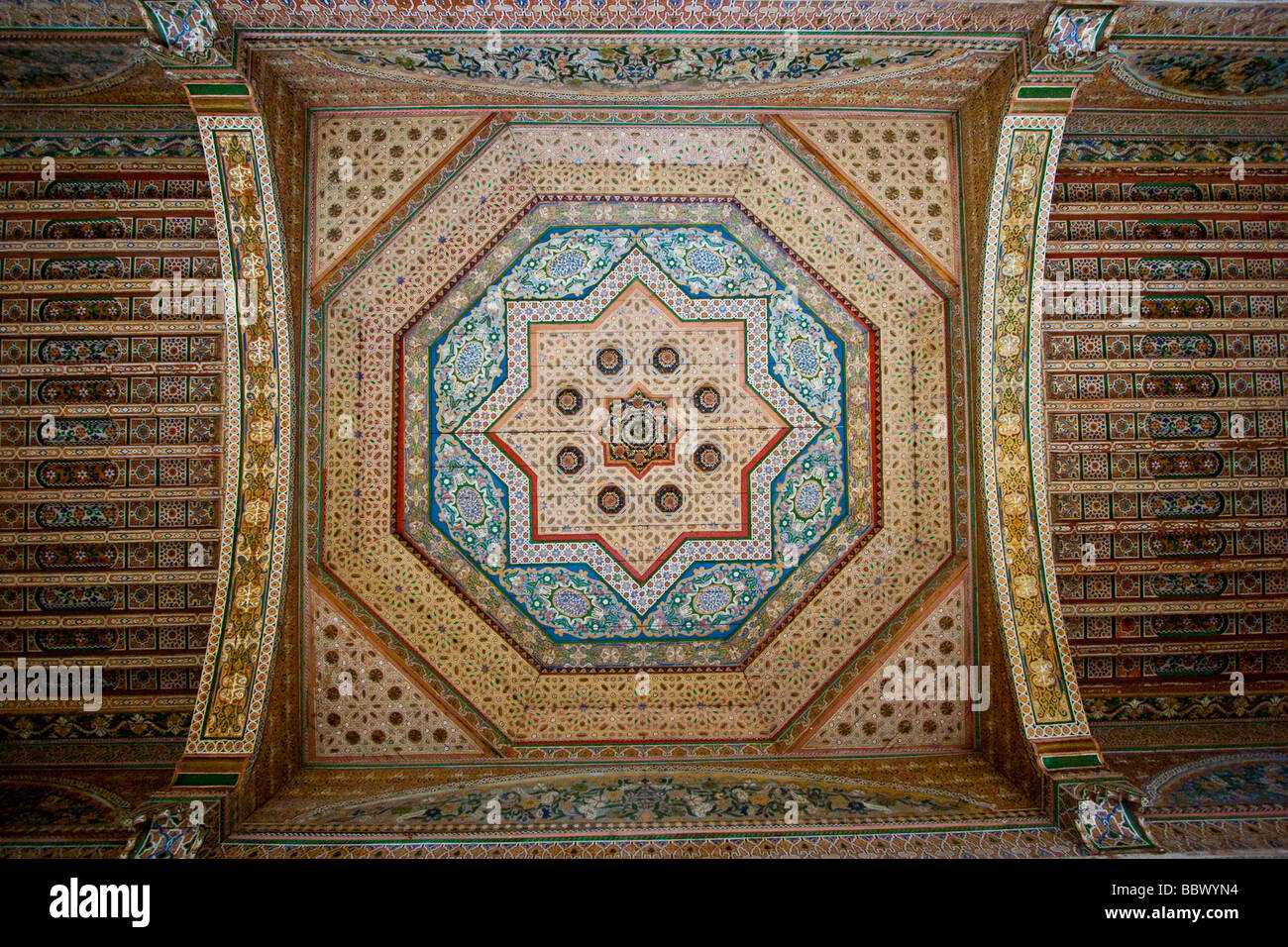 Il soffitto dipinto all'interno del Palazzo Bahia marrakech marocco Foto Stock