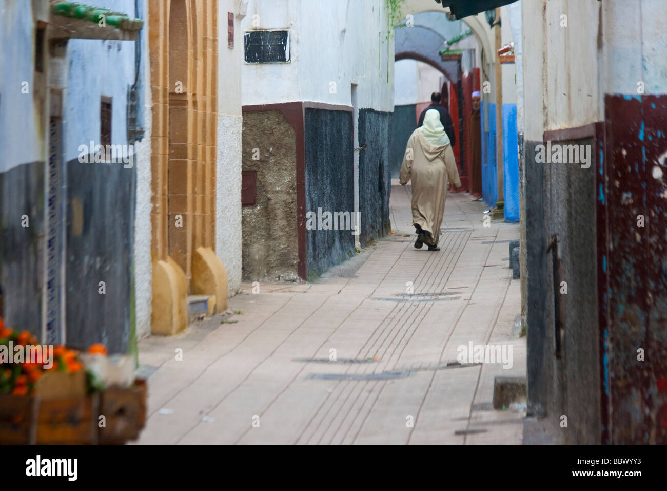 La donna in un vicolo stretto nella città vecchia a Rabat il Marocco Foto Stock