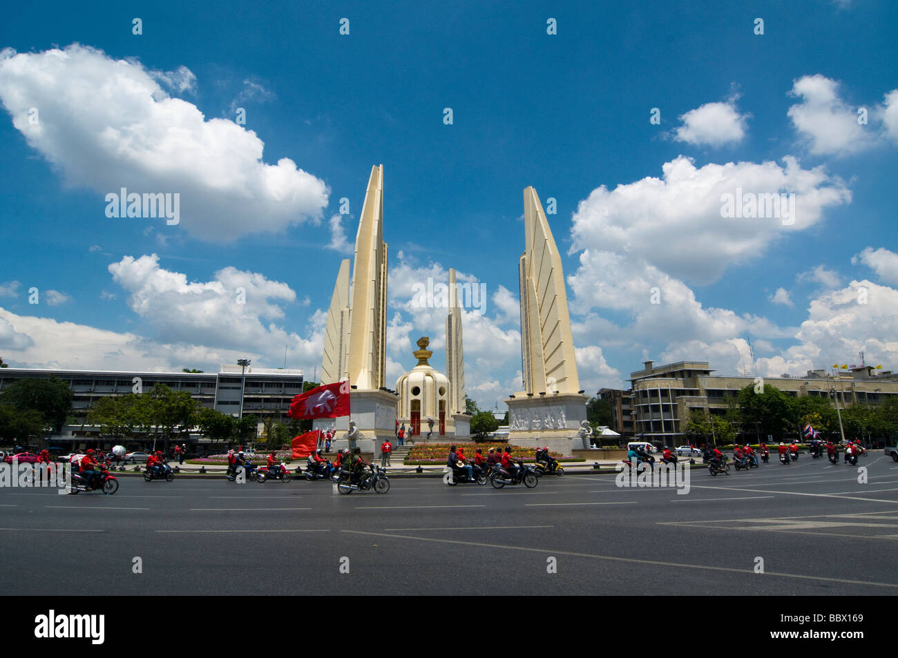Motocicli passando la democrazia un monumento a Bangkok in Tailandia Foto Stock