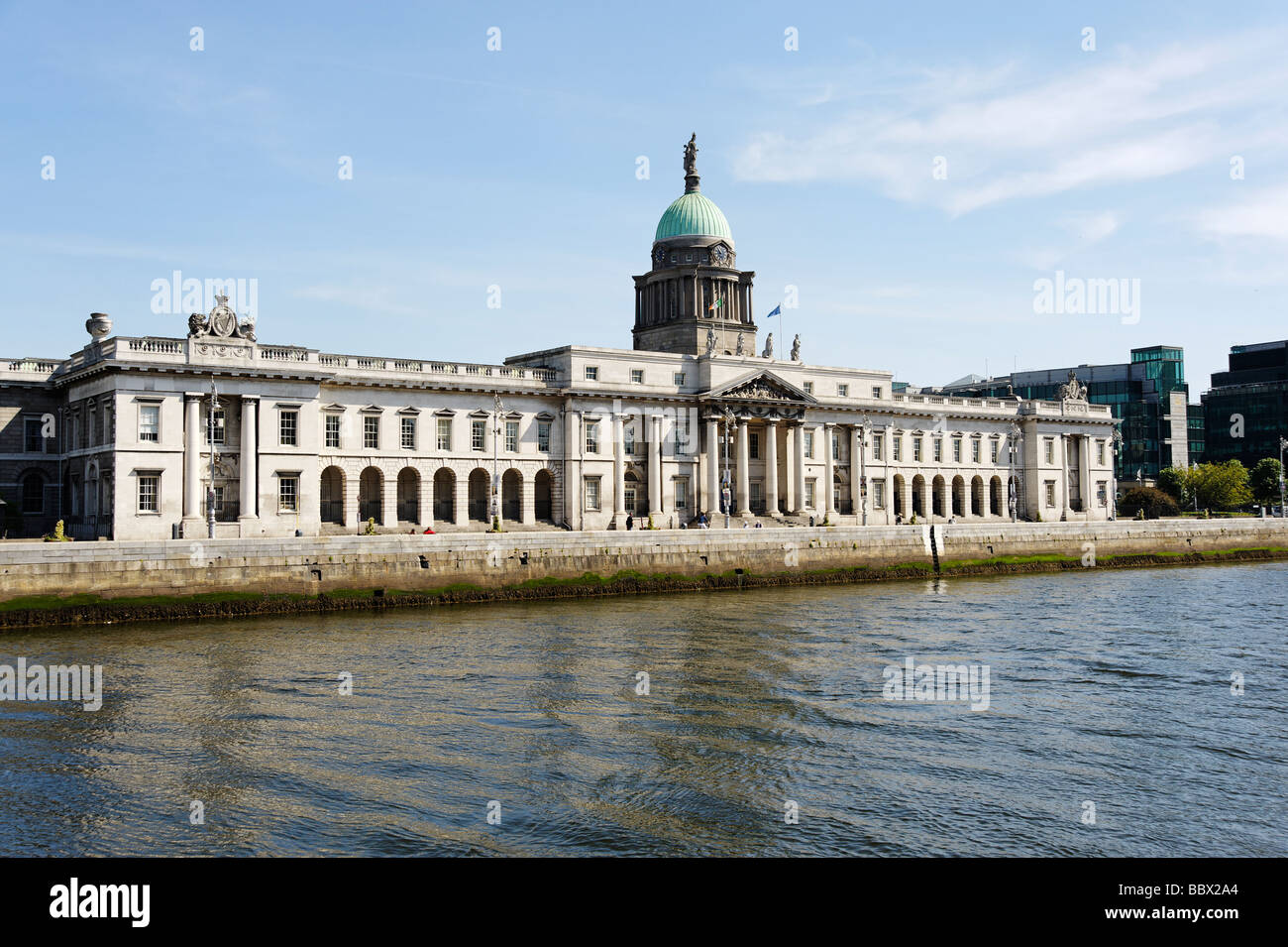 Custom House edificio sul fiume Liffey a Dublino Repubblica di Irlanda Foto Stock