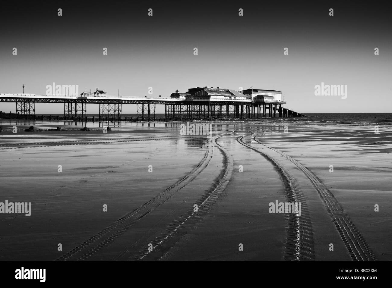 La mattina presto a 'Cromer Beach' compreso il molo,North Norfolk, East Anglia, Gran Bretagna. Foto Stock