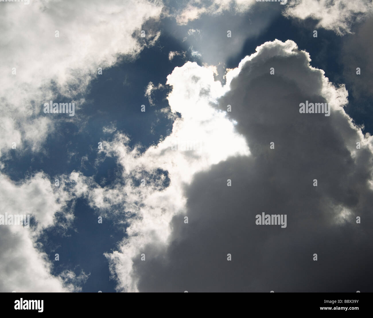 Sun piercing attraverso le nuvole scure della Svezia. Foto Stock