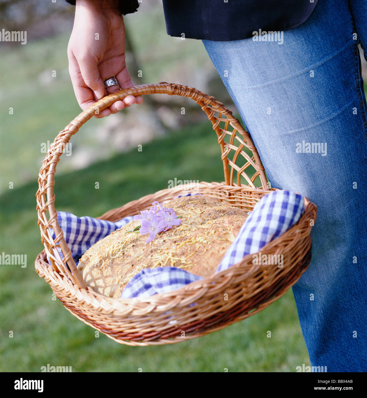 Una donna che porta un cesto pieno di pane in Svezia. Foto Stock