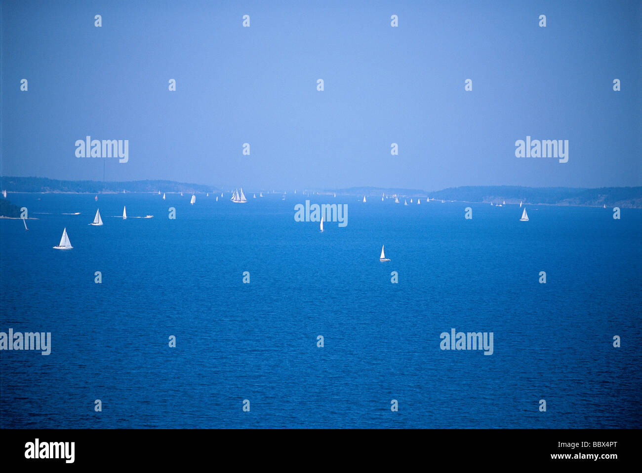 Barche a vela sul blu dell'acqua. Foto Stock