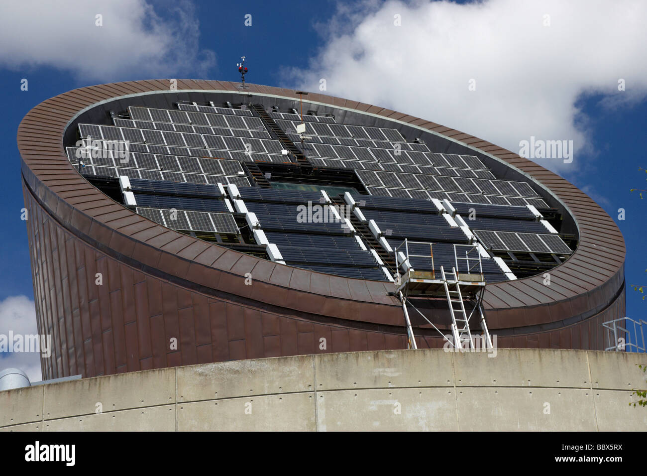 Tetto del visitatore ecos e convention center ballymena County Antrim Irlanda del nord il tetto contiene molti pannelli solari Foto Stock