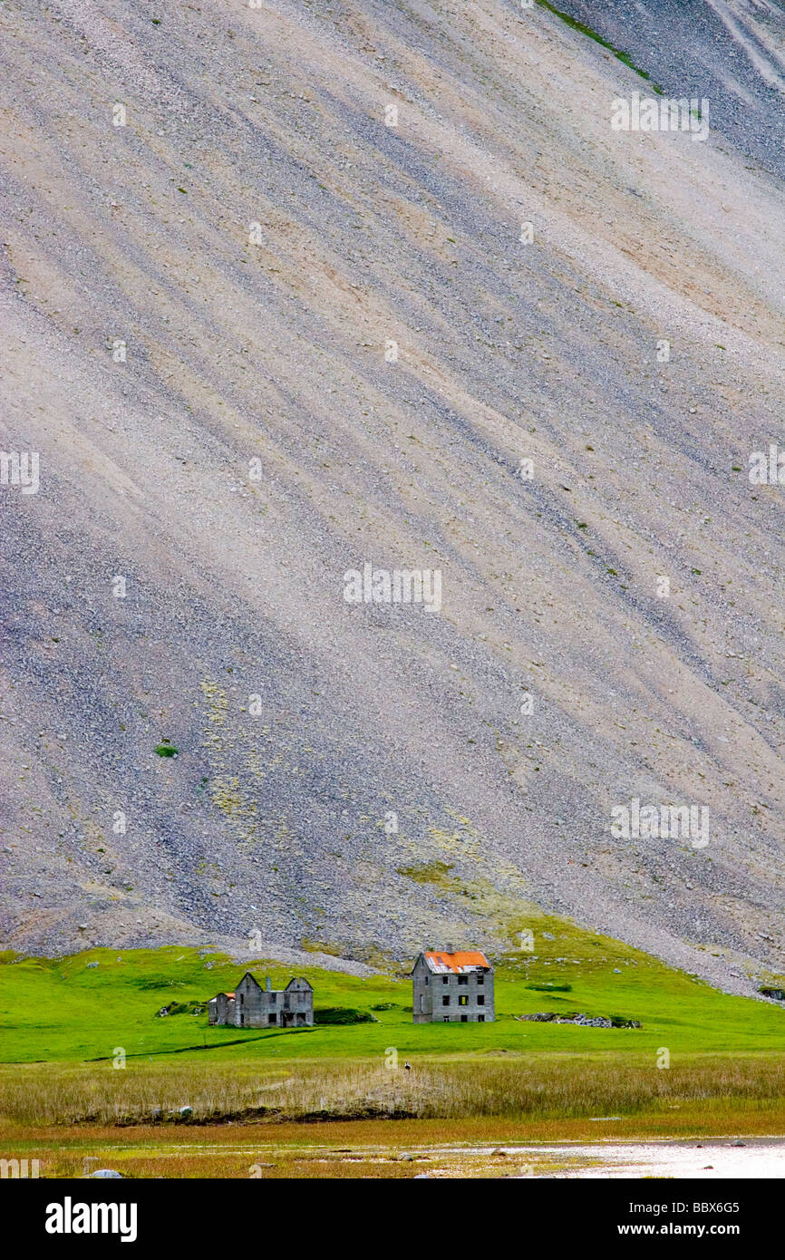 Una casa vuota dal piede di una montagna in Islanda. Foto Stock