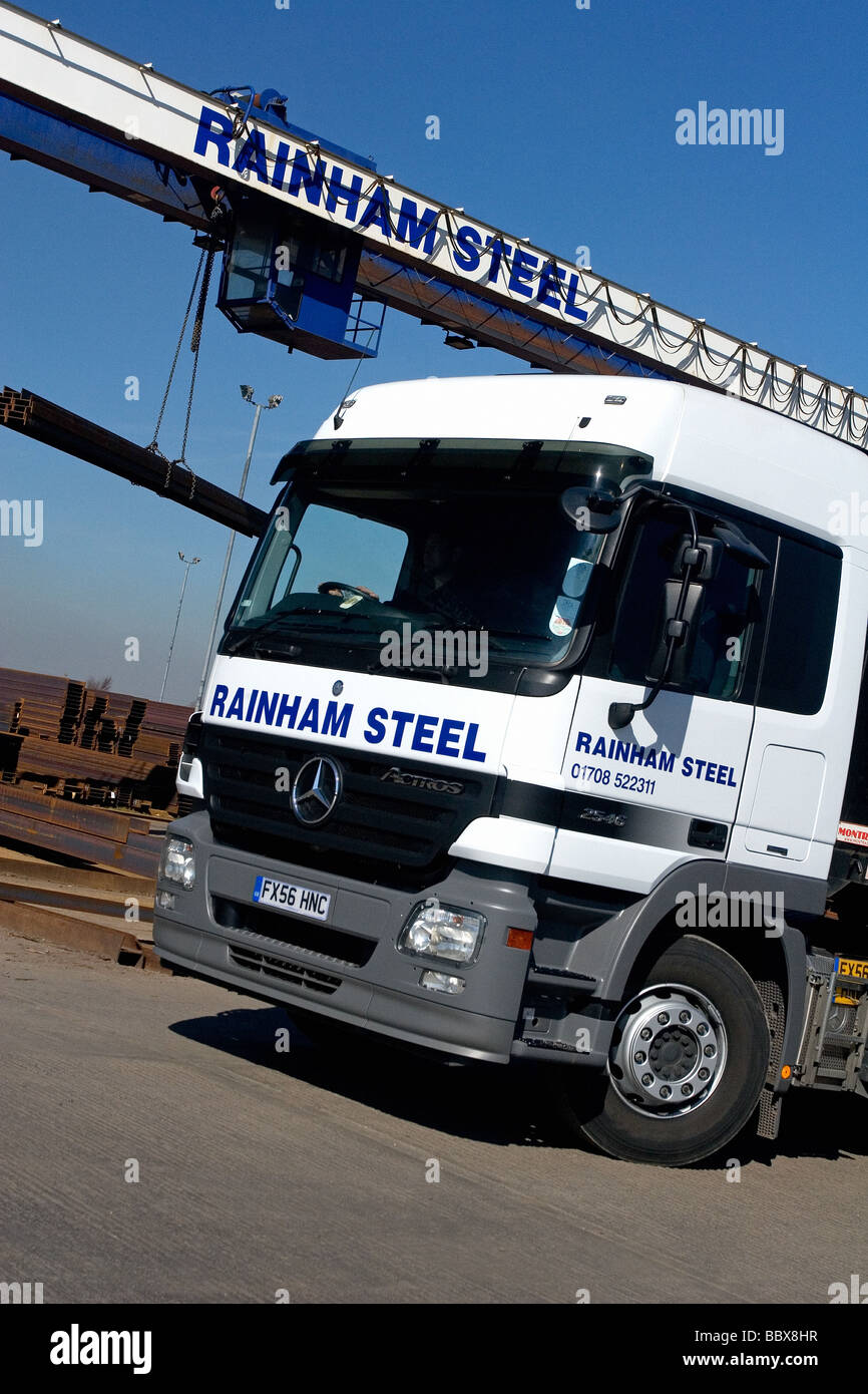 Una Mercedes Benz carrello in un ambiente industriale Foto Stock