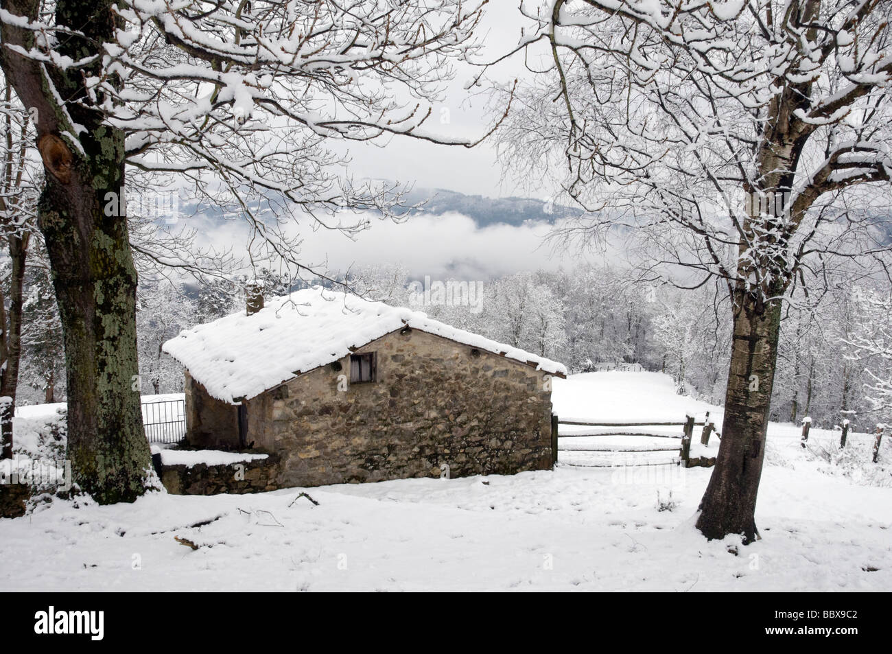 Cabina di pietra nella neve nelle Asturie, Spagna Foto Stock