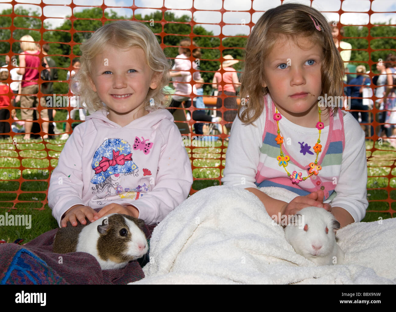 2 sorelle in una scuola estate fete con cavie Medstead, Alton, HAMPSHIRE, Regno Unito. Foto Stock