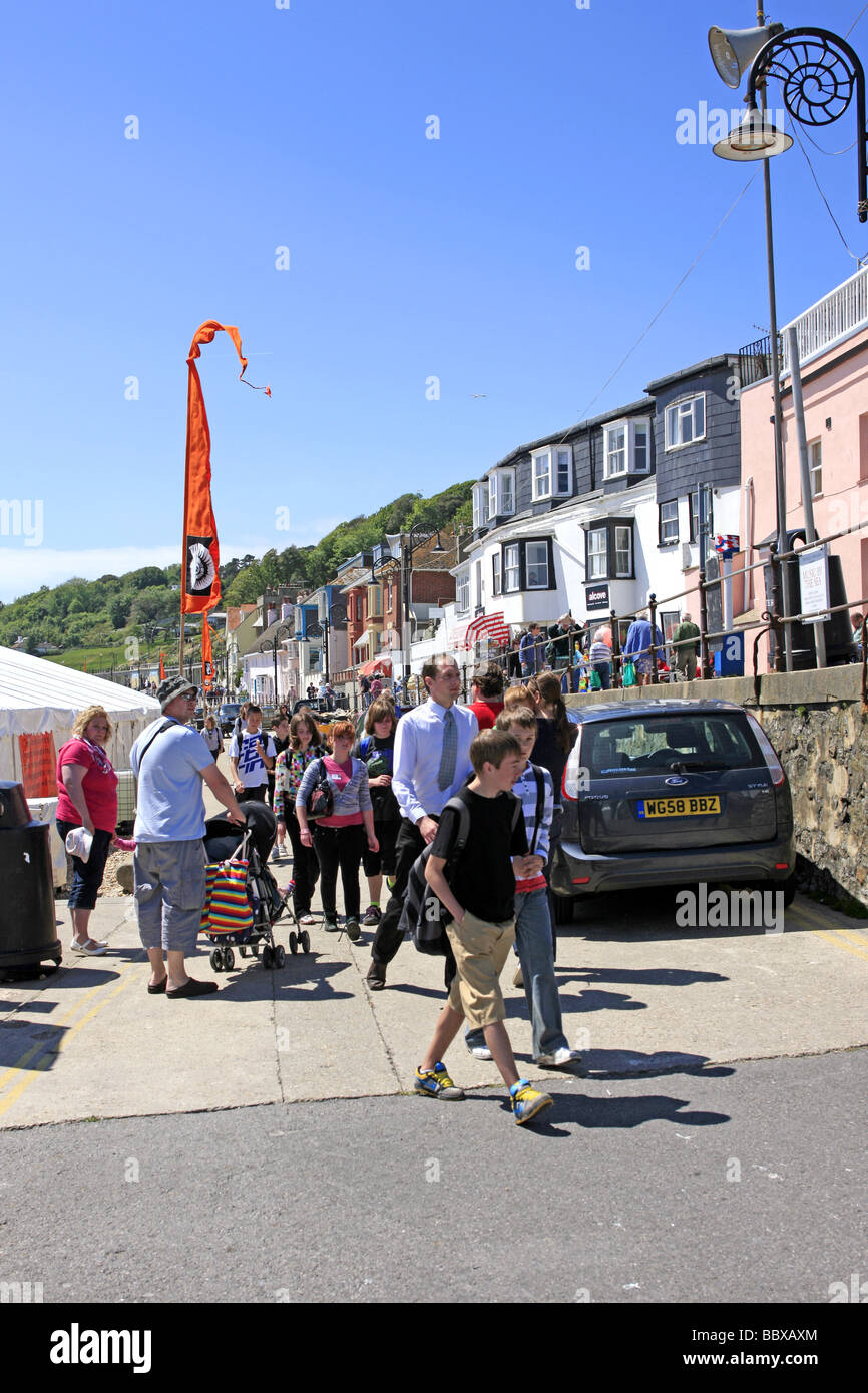 Gli studenti delle scuole superiori su una giornata fuori al Lyme Regis Festival fossili Dorset Foto Stock
