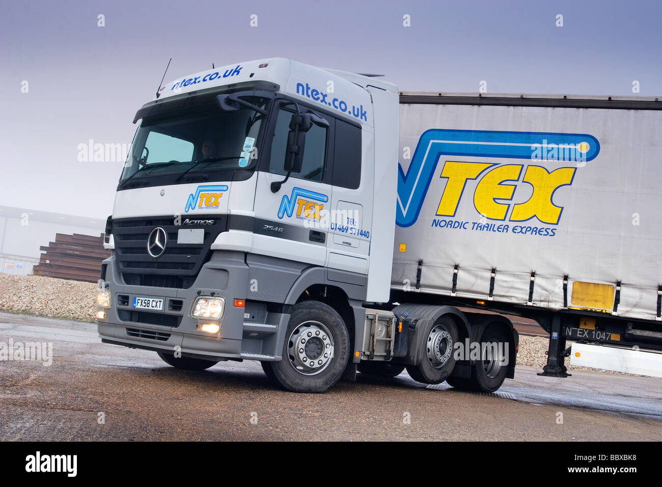 Una Mercedes Benz carrello in un ambiente industriale Foto Stock