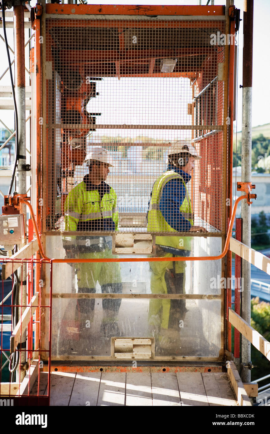 Edificio di due lavoratore presso un sito di costruzione della Svezia. Foto Stock